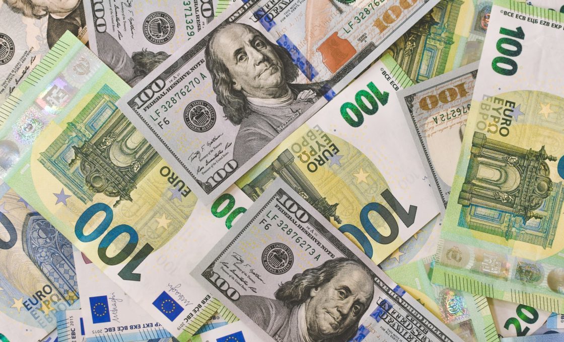 100 and 20 euro banknotes